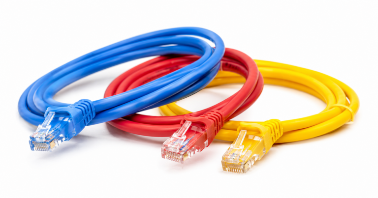 Patchcordy RJ45 z wtykami 8P8C do sieci Ethernet.